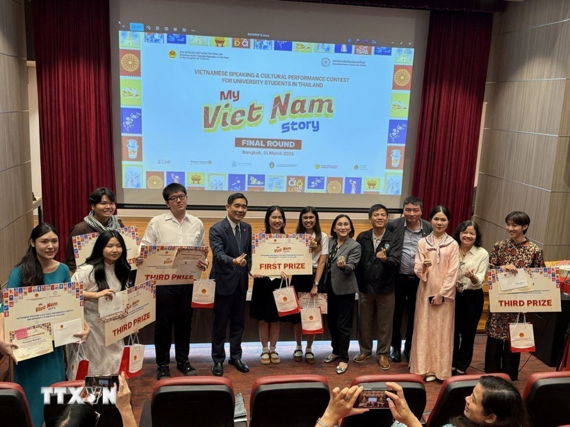 Đại sứ Phạm Việt Hùng cùng đại diện Ban tổ chức và các giám khảo với các sinh viên đoạt giải. (Ảnh: Phạm Hải/TTXVN)