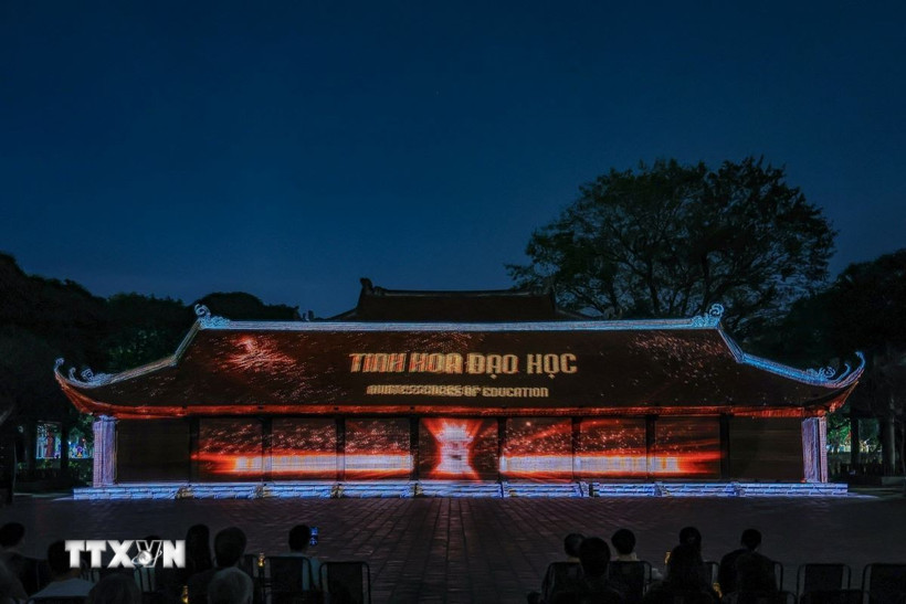 Hành trình ánh sáng sẽ tái hiện một cách đầy cảm xúc và sáng tạo câu chuyện lịch sử của Văn Miếu - Quốc Tử Giám, đưa khán giả khám phá vẻ đẹp của di sản văn hóa dân tộc theo cách hoàn toàn mới. (Ảnh: Phạm Tuấn Anh/TTXVN)