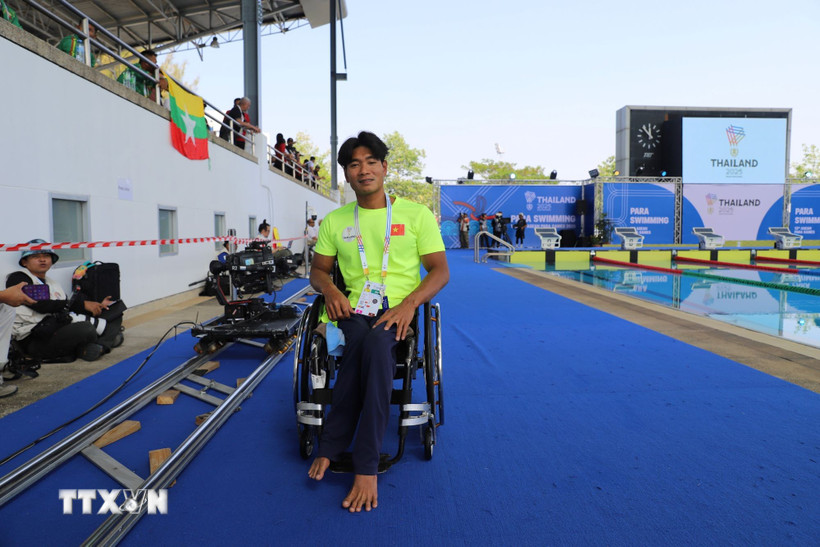 Vận động viên Đỗ Thanh Hải chuẩn bị cho nội dung thi tiếp theo sau khi giành HCB đầu tiên cho đoàn thể thao người khuyết tật Việt Nam. (Ảnh: Đỗ Sinh/TTXVN)