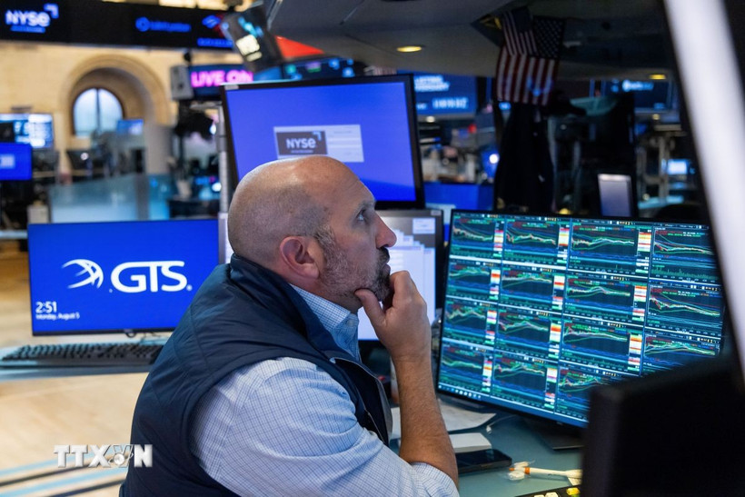Giao dịch viên trên sàn chứng khoán New York, Mỹ. (Ảnh: THX/TTXVN)