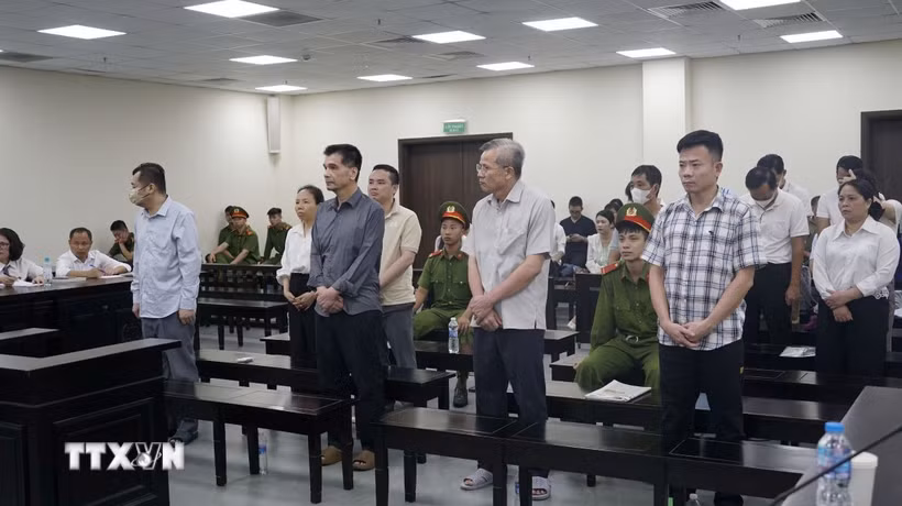 Các bị cáo nghe Tòa tuyên án. (Ảnh: Kim Anh/TTXVN)