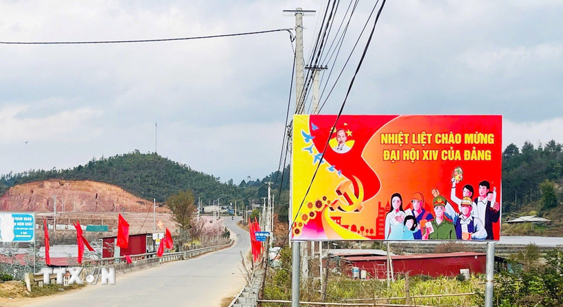 Tại các tuyến đường ở xã vùng cao Púng Luông ngập tràn khẩu hiệu và cờ hoa trước thềm Đại hội XIV của Đảng. (Ảnh: TTXVN phát)
