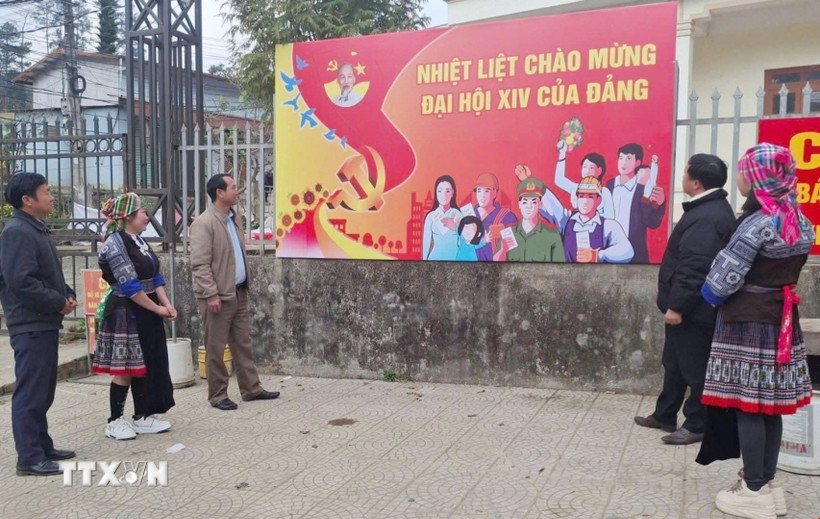Cán bộ, đảng viên và nhân dân xã Púng Luông kỳ vọng Đại hội sẽ thông qua những quyết sách đúng đắn giúp đồng bào dân tộc thiểu số, miền núi bứt phá về kinh tế, xóa đói, giảm nghèo. (Ảnh: TTXVN phát)