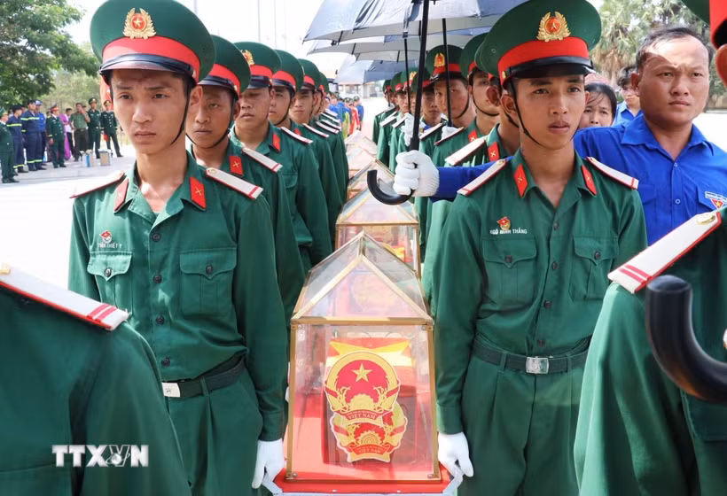 Trong không khí trang nghiêm, thành kính, Đảng bộ, chính quyền, lực lượng vũ trang cùng nhân dân tỉnh Tây Ninh đón các Anh hùng Liệt sỹ trở về với đất mẹ quê hương. (Ảnh: Bùi Giang/TTXVN)