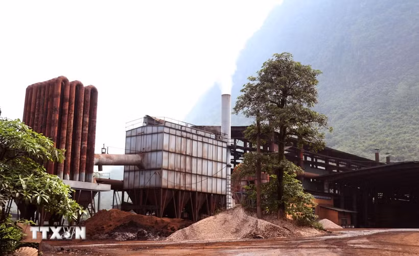 Công ty Cổ phần Hợp kim sắt Hà Giang gấp rút xử lý các thiết bị hư hỏng nhằm đảm bảo vận hành an toàn, hạn chế phát tán bụi, khí thải ra môi trường. (Ảnh: Đức Thọ/TTXVN)