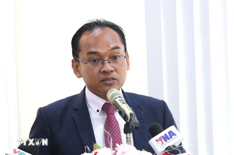 Tiến sỹ Seun Sam, nhà phân tích chính sách thuộc Viện Hàn lâm Hoàng gia Campuchia (RAC), phát biểu tại chương trình tọa đàm “Đảng Cộng sản Việt Nam trong kỷ nguyên phát triển mới của Việt Nam” do Đại sứ quán Việt Nam tại Vương quốc Campuchia tổ chức. (Ảnh: Huỳnh Thảo/TTXVN)