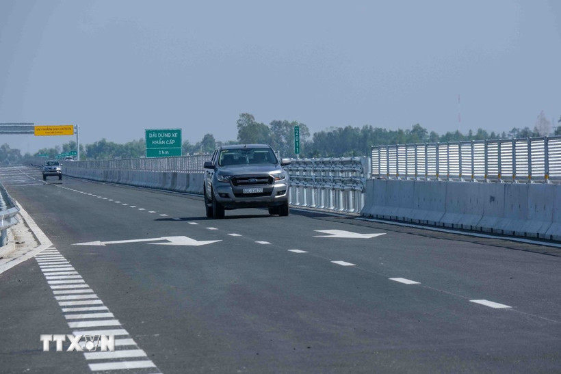 Phương tiện lưu thông trên cao tốc Cần Thơ - Cà Mau. (Ảnh: Thanh Liêm/TTXVN)