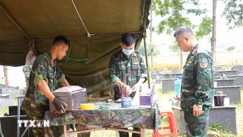 Lấy mẫu sinh phẩm ADN các liệt sĩ chưa xác định danh tính tại Nghĩa trang Quảng Uyên (xã Quảng Uyên, tỉnh Cao Bằng). (Ảnh: Chu Hiệu/TTXVN)