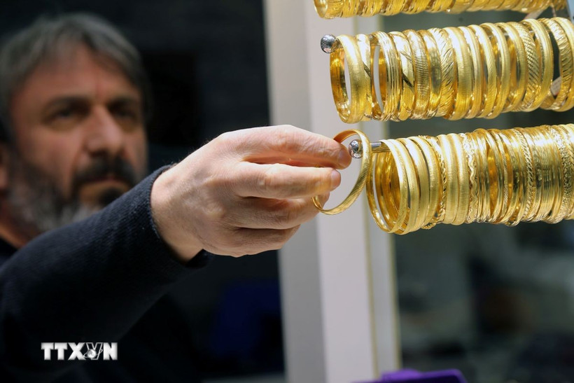 Trang sức vàng được bày bán tại tiệm kim hoàn ở Ankara, Thổ Nhĩ Kỳ. (Ảnh: THX/TTXVN)