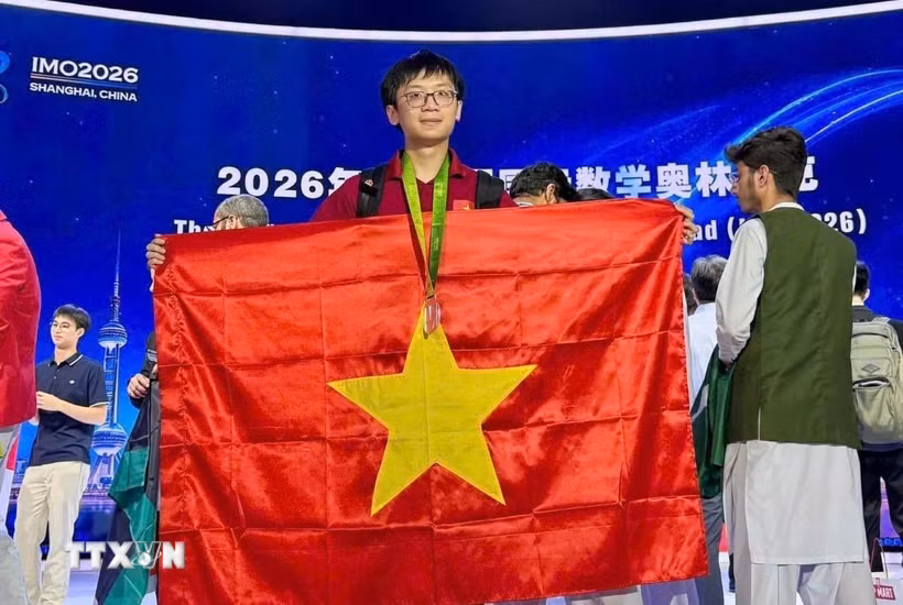 Em Nguyễn Hoàng Phương, lớp 11A1 Trường THPT Chuyên Phan Bội Châu giành huy chương Bạc IMO 2026 tại Thượng Hải, Trung Quốc. (Ảnh: TTXVN phát)