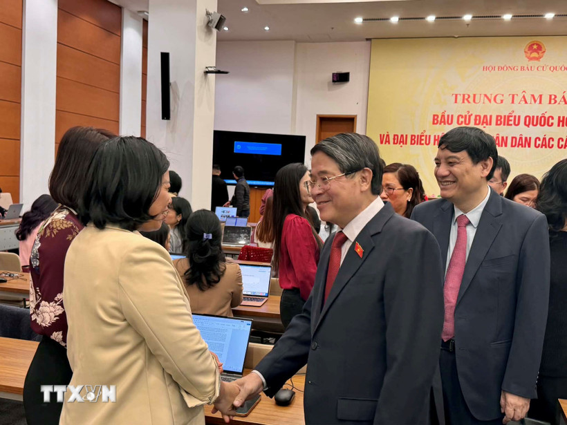 Phó Chủ tịch Quốc hội Nguyễn Đức Hải thăm, động viên phóng viên, biên tập viên tác nghiệp bầu cử. (Ảnh: Diệp Trương/TTXVN)