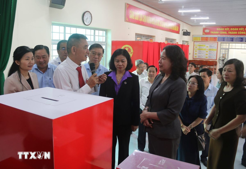 Đại diện Tổ bầu cử số 32 (phường Trấn Biên, tỉnh Đồng Nai) báo cáo với Bí thư Trung ương Đảng, Phó Chủ tịch nước Võ Thị Ánh Xuân về việc chuẩn bị cho công tác bầu cử. (Ảnh: Lê Xuân/TTXVN)