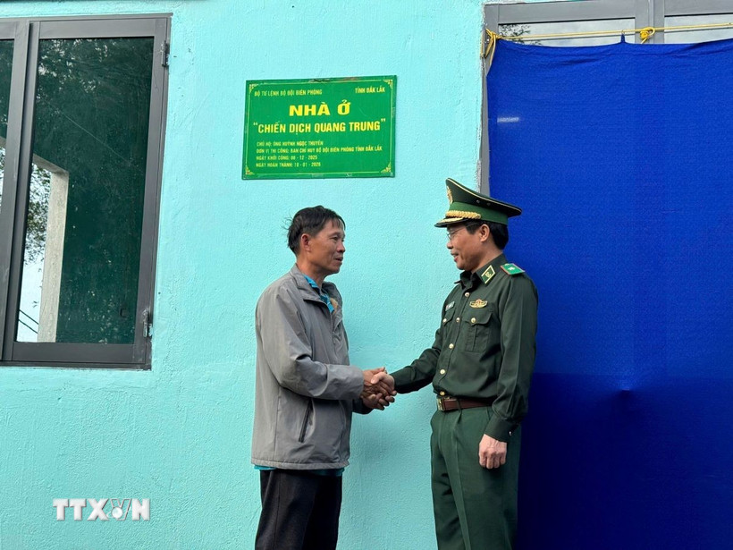 Bộ đội Biên phòng động viên người dân trong “Chiến dịch Quang Trung.” (Ảnh: TTXVN phát)