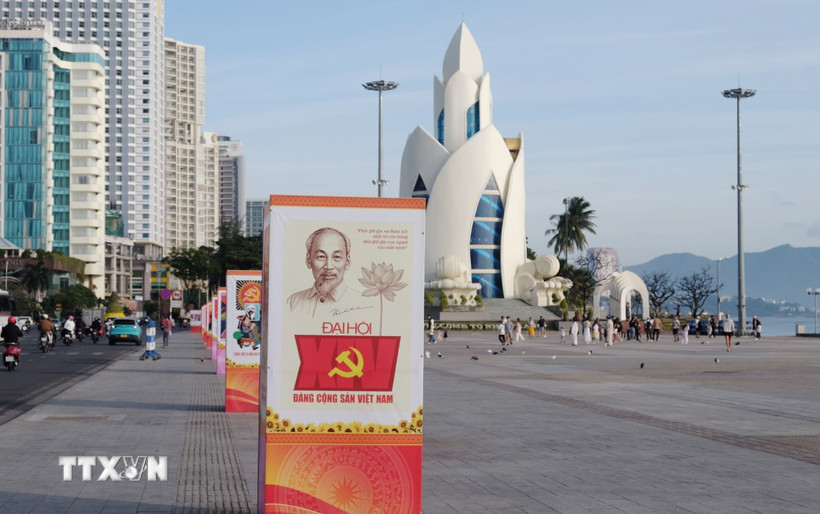 Panô tuyên truyền về Đại hội đại biểu toàn quốc lần thứ XIV của Đảng được trưng bày ở khu vực Quảng trường 2 tháng 4 (phường Nha Trang, Khánh Hòa). (Ảnh: Nguyễn Thành/TTXVN)