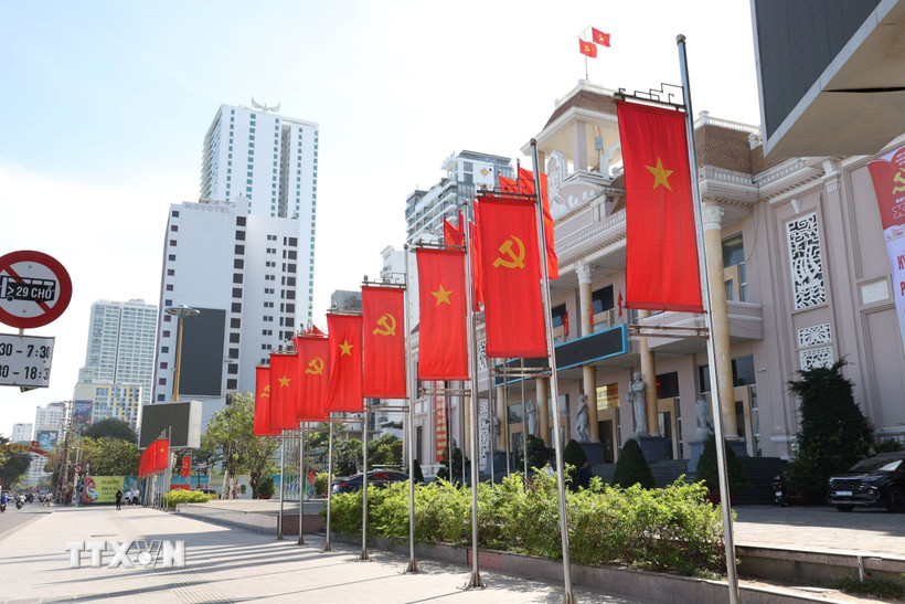 Cờ hoa được trang ho&agrave;ng lộng lẫy trước UBND tỉnh Kh&aacute;nh H&ograve;a. (Ảnh Đặng: Tuấn/TTXVN)