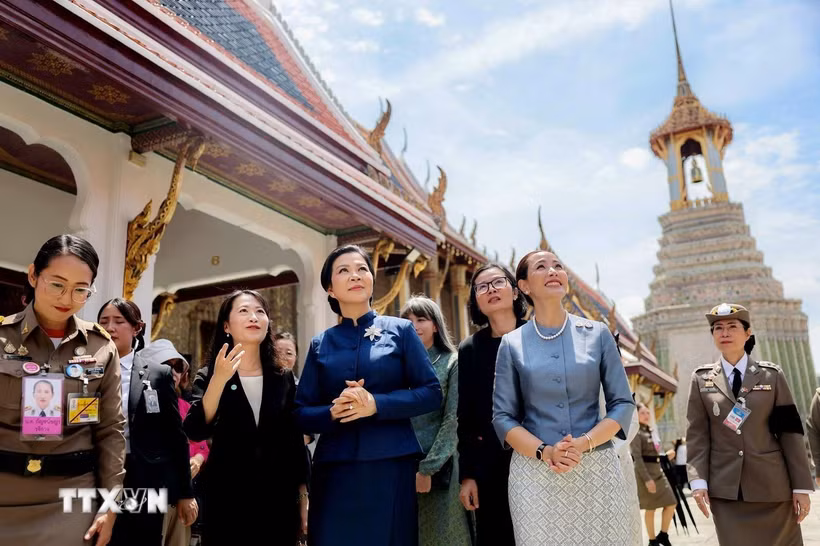 Phu nhân Ngô Phương Ly cùng Phu nhân Thủ tướng Thái Lan Thananon Charnvirakul trong chuyến thăm các di tích trong khuôn viên Cung điện Hoàng gia Thái Lan. (Ảnh: TTXVN phát)