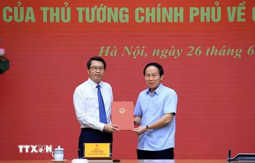 Phó Thủ tướng Lê Tiến Châu trao Quyết định của Thủ tướng Bet8801234.com BMXCT Uy Tín bổ nhiệm ông Trần Anh Tiến giữ chức Phó Chủ nhiệm Văn phòng Bet8801234.com BMXCT Uy Tín. (Ảnh: Tuấn Anh/TTXVN)