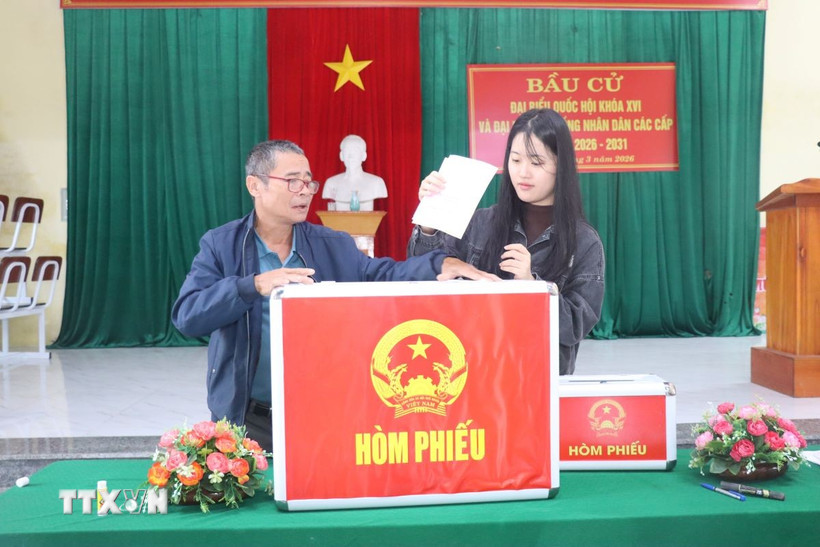 Cử tri Hà Tĩnh đi bầu cử. (Ảnh: Hoàng Ngà/TTXVN)