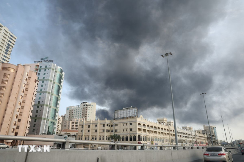 Khói bốc lên sau vụ không kích của Iran nhằm vào hạm đội hải quân số 5 của Mỹ ở Manama, Bahrain ngày 28/2/2026. (Ảnh: Anadolu Agency/TTXVN)