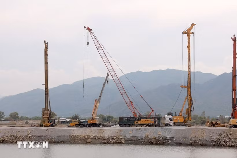 Các dự án hạ tầng tại phường Nam Nha Trang (tỉnh Khánh Hòa) được triển khai giải phóng mặt bằng song song với thi công để đảm bảo tiến độ. (Ảnh: Xuân Triệu/TTXVN)