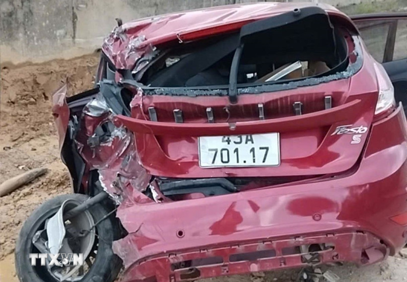 Một xe ôtô bị hư hỏng trong vụ tai nạn. (Ảnh: TTXVN phát)