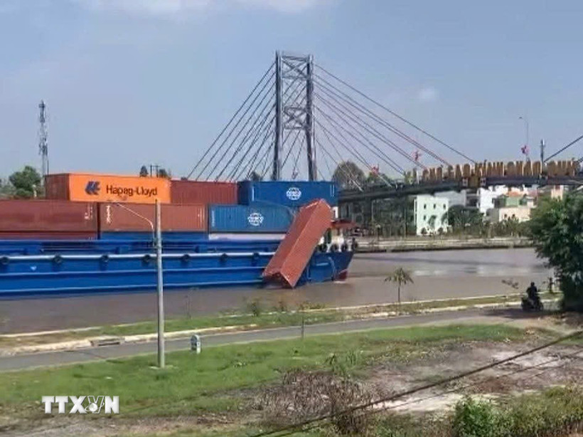 Phương tiện thủy làm rơi container xuống kênh Chợ Gạo, đoạn qua xã Chợ Gạo, tỉnh Đồng Tháp. (Ảnh: TTXVN phát)