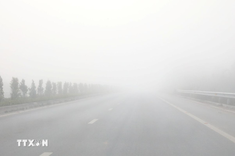 Bắc Bộ sáng sớm có sương mù. (Ảnh: Văn Đạt/TTXVN)