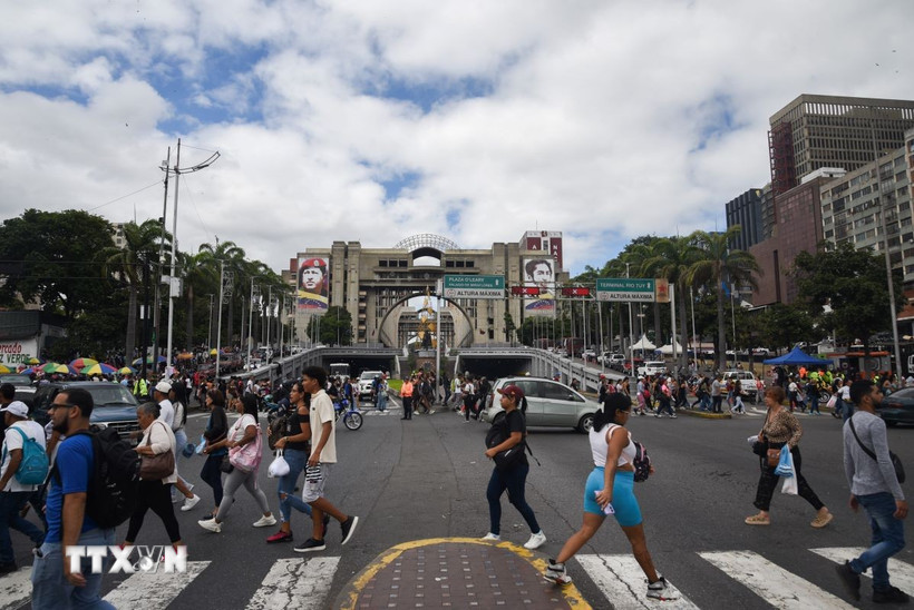 Người dân di chuyển trên đường phố thủ đô Caracas, Venezuela ngày 31/12/2025. (Ảnh: THX/TTXVN)