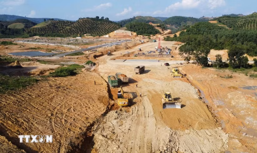 Mũi thi công tại nút giao ĐT721 thuộc xã Đạ Huoai (tuyến cao tốc Tân Phú-Bảo Lộc) được nhà thầu tăng tốc thi công các hạng mục. (Ảnh: Nguyễn Dũng/TTXVN)