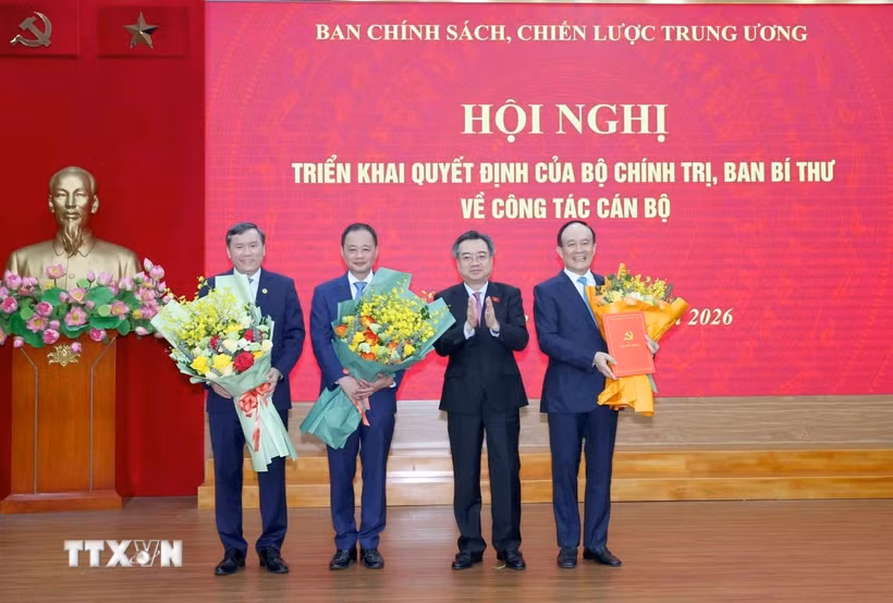 Đồng chí Nguyễn Thanh Nghị, Ủy viên Bộ Chính trị, Bí thư Trung ương Đảng, Trưởng Ban Chính sách, chiến lược Trung ương trao Quyết định của Bộ Chính trị và Ban Bí thư về công tác cán bộ. (Ảnh: Phương Hoa/TTXVN)