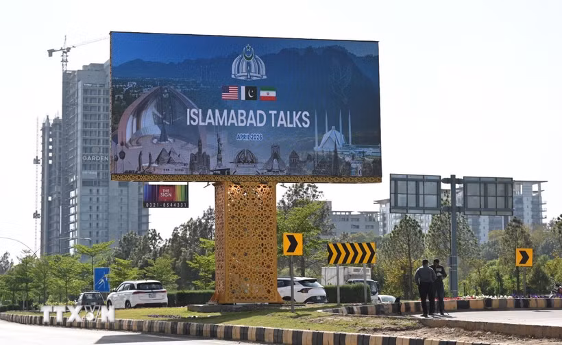 Pano thông báo về cuộc đàm phán Mỹ và Iran nhằm chấm dứt xung đột Trung Đông, tại Islamabad, Pakistan ngày 10/4/2026. (Ảnh: THX/TTXVN)