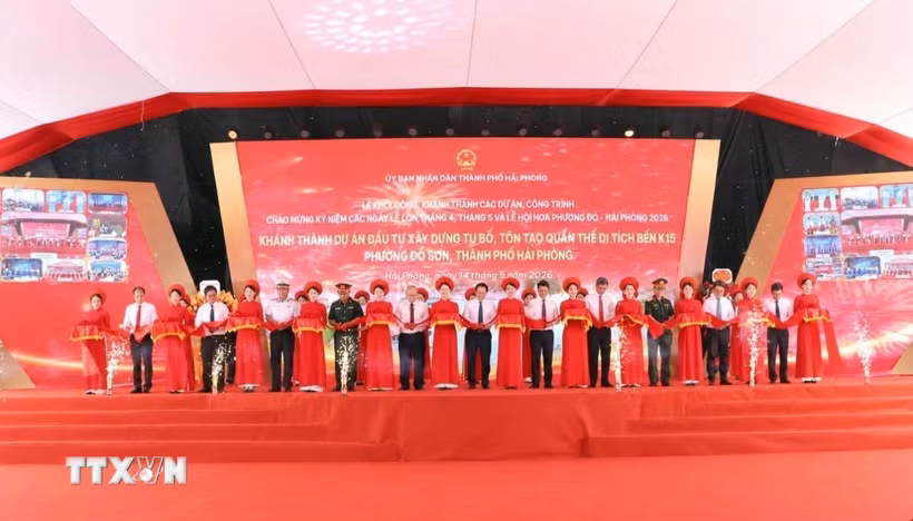 Các đại biểu cắt băng khánh thành Quần thể di tích bến K15, quận Đồ Sơn, thành phố Hải Phòng. (Ảnh: Hoàng Ngọc/TTXVN)