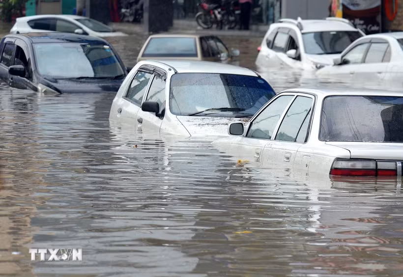 Mưa lớn bất thường gây lũ lụt nghiêm trọng, khiến ít nhất 5 người thiệt mạng, 4 người mất tích. (Ảnh minh họa: THX/TTXVN)