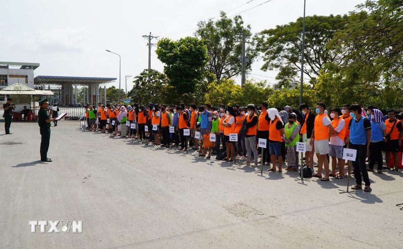 Công dân Việt Nam do lực lượng chức năng Campuchia trao trả tại Cửa khẩu quốc tế Dinh Bà (xã Tân Hộ Cơ, tỉnh Đồng Tháp). (Ảnh: Nhựt An/TTXVN)