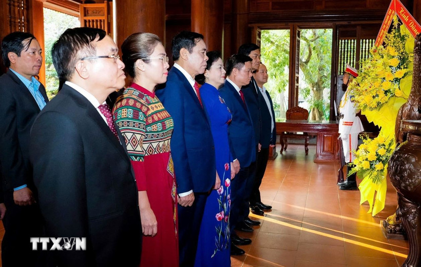 Bí thư Trung ương Đảng, Phó Thủ tướng Chính phủ Phạm Thị Thanh Trà cùng Đoàn công tác dâng hương tưởng niệm Chủ tịch Hồ Chí Minh tại Khu di tích Quốc gia đặc biệt Kim Liên. (Ảnh: TTXVN phát)