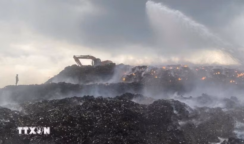 Đám cháy diễn ra suốt nhiều giờ vẫn rất khó dập tắt. (Ảnh: Phạm Cường/TTXVN)