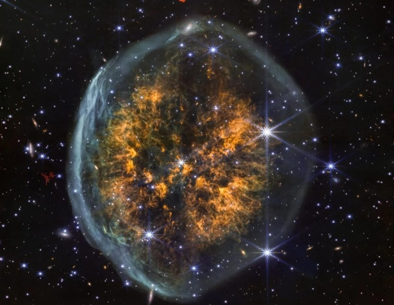 Tinh vân có ngoại hình độc đáo trông như một bộ não nằm gọn trong một hộp sọ.