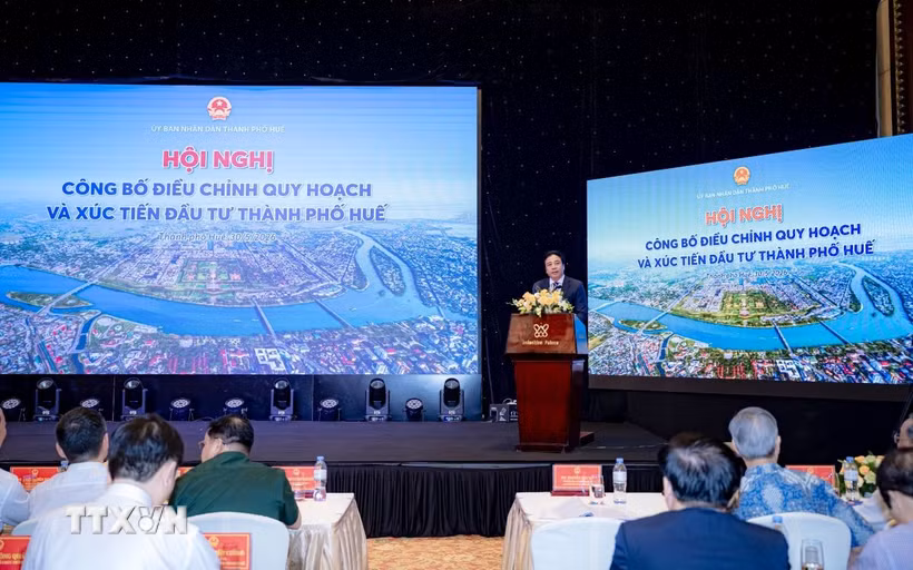 Phó Bí thư Thành ủy, Chủ tịch Ủy ban Nhân dân thành phố Huế Nguyễn Khắc Toàn phát biểu tại hội nghị. (Ảnh: Mai Trang/TTXVN)