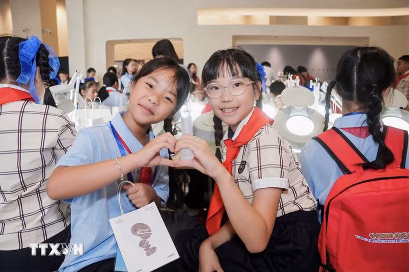 Thiếu niên nhi đồng hai nước Việt-Trung kết tình hữu nghị. (Ảnh: TTXVN phát)
