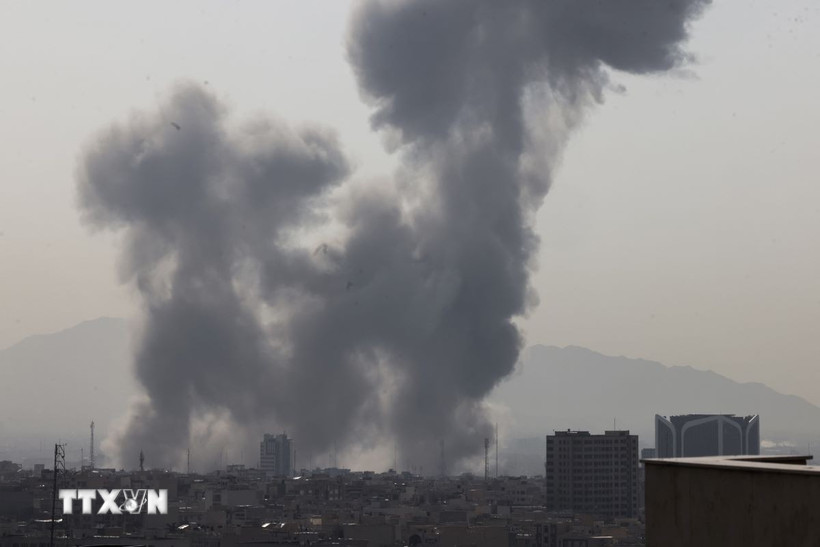 Khói bốc lên sau một vụ nổ ở thủ đô Tehran, Iran ngày 28/2/2026. (Ảnh: The Times of Israel/TTXVN)