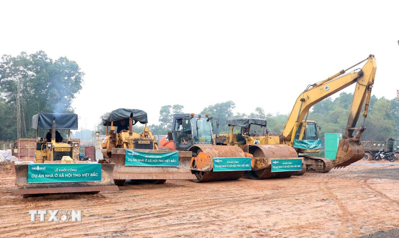 Máy móc phục vụ lễ khởi công khu nhà ở xã hội TNG Việt Bắc. (Ảnh: Trần Trang/TTXVN)
