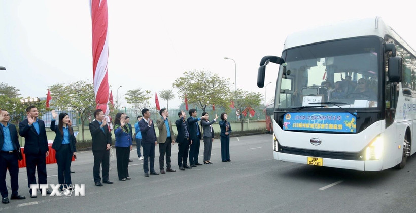 Đại diện lãnh đạo thành phố Hà Nội và các cấp Công đoàn Thủ đô trực tiếp thăm hỏi, tiễn công nhân lao động cùng người thân về quê đón Tết. (Ảnh: Minh Nghĩa/TTXVN)