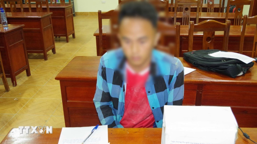 Đối tượng cùng tang vật vụ án. (Ảnh TTXVN phát)