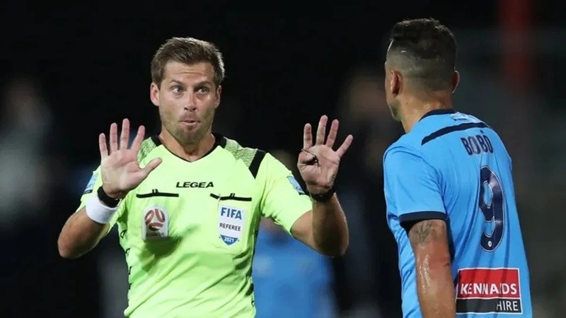 Trọng tài Alexander George King bắt chính trận U23 Việt Nam-U23 Saudi Arabia.