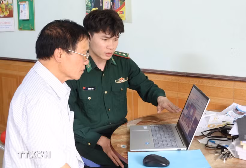 Cán bộ Đồn Biên phòng cửa khẩu Chi Ma, tỉnh Lạng Sơn, chỉ dẫn người dân nhận biết các website thông tin chính thống. (Ảnh: Quang Duy/TTXVN)