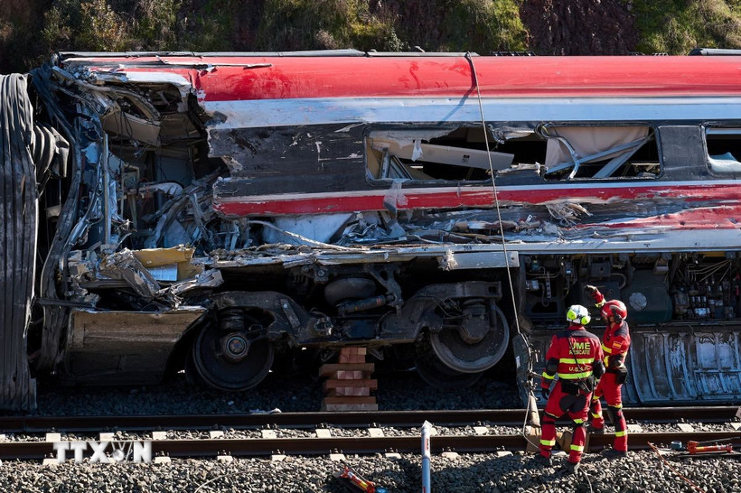 Lực lượng cứu hộ khắc phục hậu quả vụ tai nạn tàu cao tốc ở Cordoba, Tây Ban Nha ngày 20/1/2026. (Ảnh: THX/TTXVN)