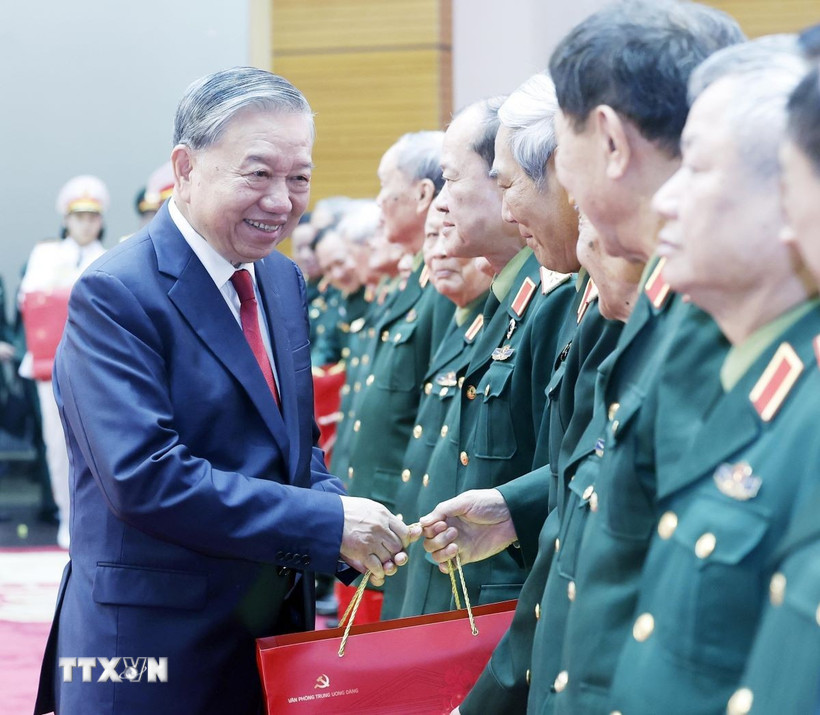 Tổng Bí thư Tô Lâm tặng quà cho các đại biểu. (Ảnh: Thống Nhất/TTXVN)