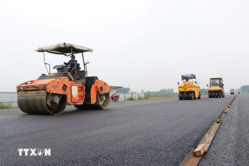 Máy móc, nhân lực lu nền đường Vành đai 3 - Thành phố Hồ Chí Minh đoạn qua tỉnh Đồng Nai. (Ảnh: Công Phong/TTXVN)