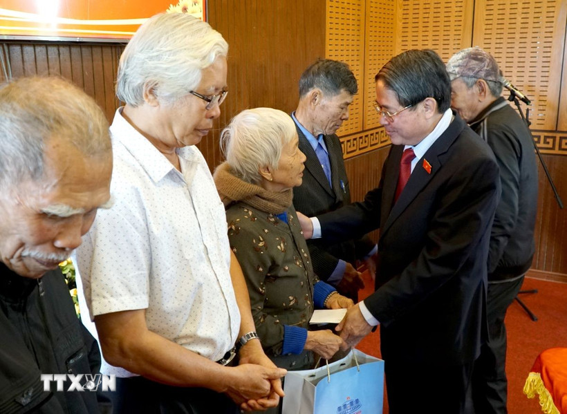 Phó Chủ tịch Quốc hội Nguyễn Đức Hải (phải) tặng quà cho các gia đình chính sách, người có công tại xã Tam Xuân (thành phố Đà Nẵng). (Ảnh: Quốc Dũng/TTXVN)