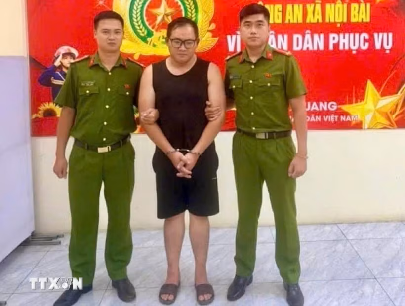Đối tượng Nguyễn Tiến Dũng tại cơ quan Công an. (Ảnh: TTXVN phát)